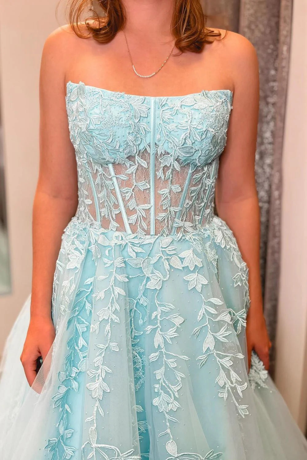Vestido de fiesta morado con corsé, corte A, sin tirantes y apliques
